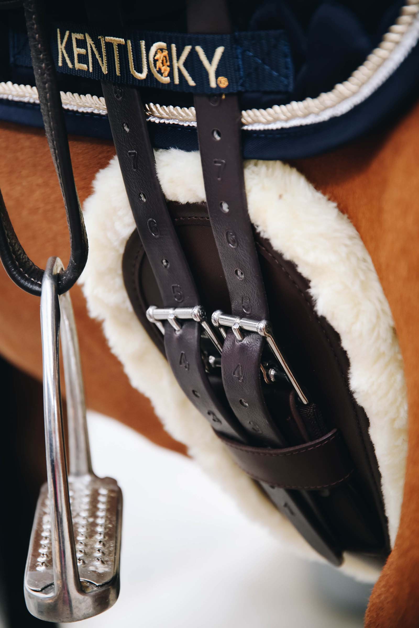 Kentucky Horsewear Anatomisk kort sadelgjordsskydd i fårskinn