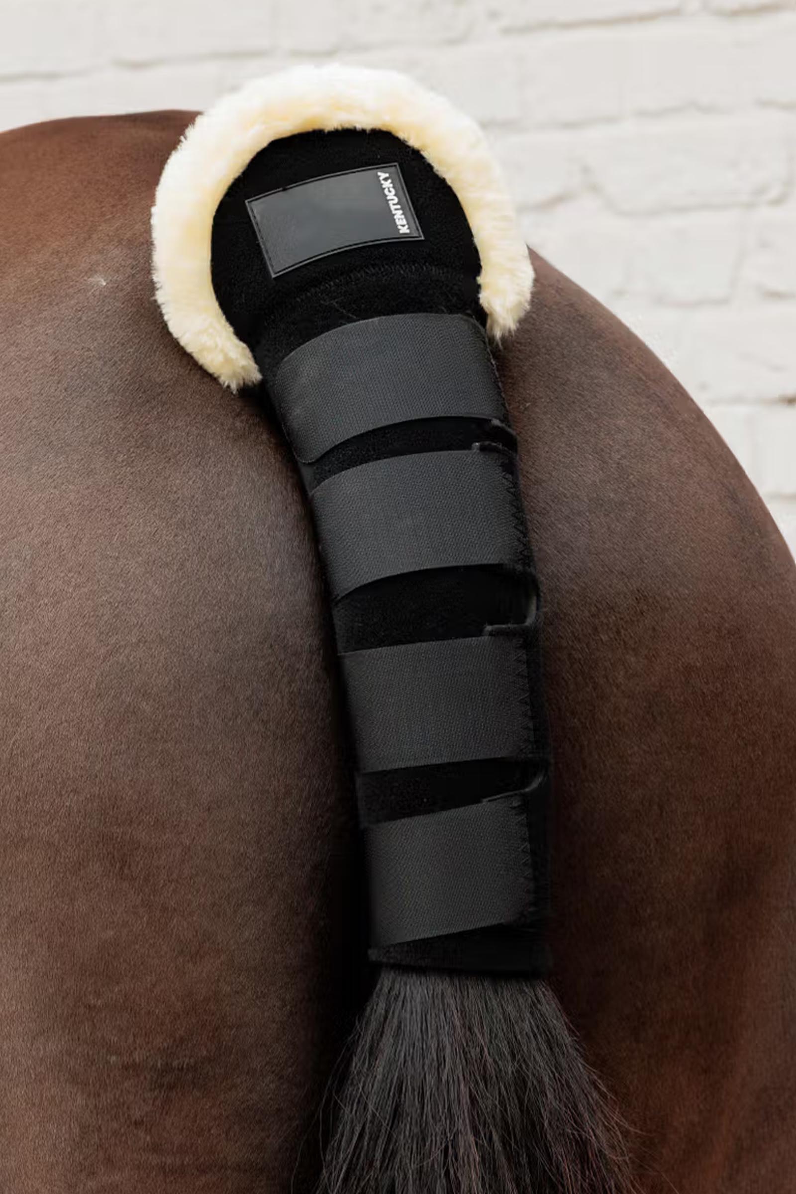 Kentucky Horsewear svansskydd i f&aring;rskinn  