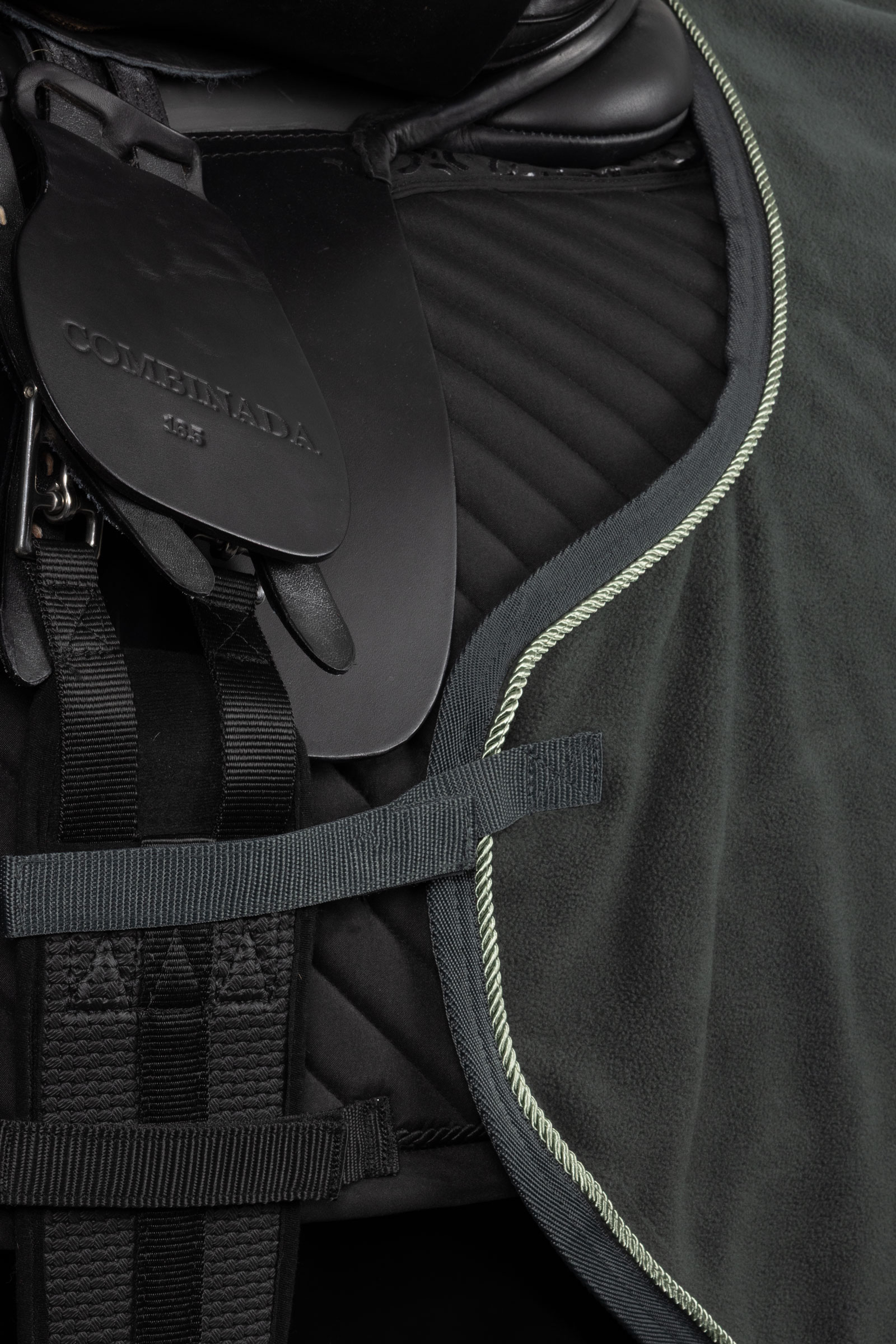 B Vertigo Bekv&auml;m Ridt&auml;cke f&ouml;r h&auml;st och ryttare