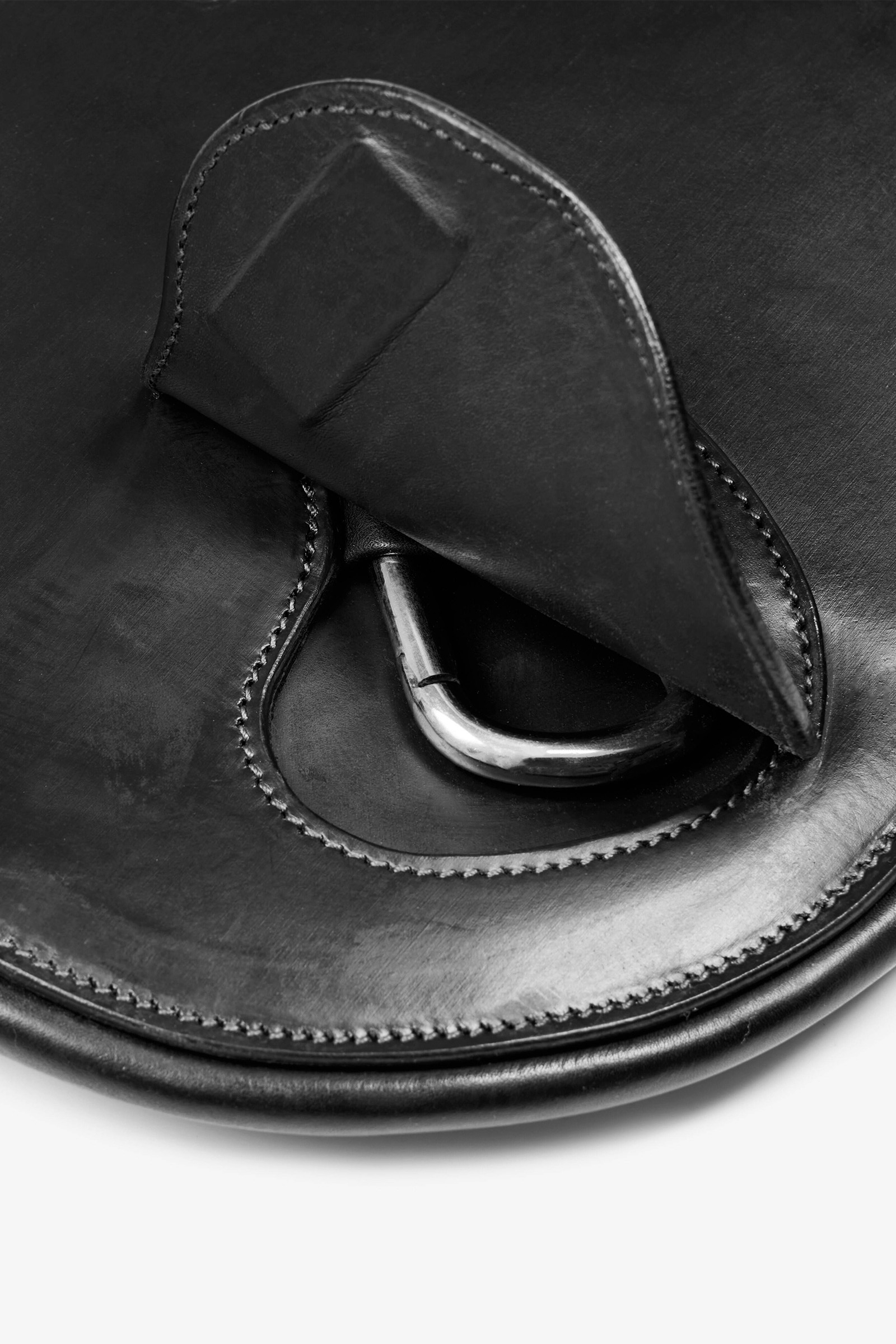 LeMieux Gel-Tek Anatomic kort sadelgjord med magplatta och magnetskydd