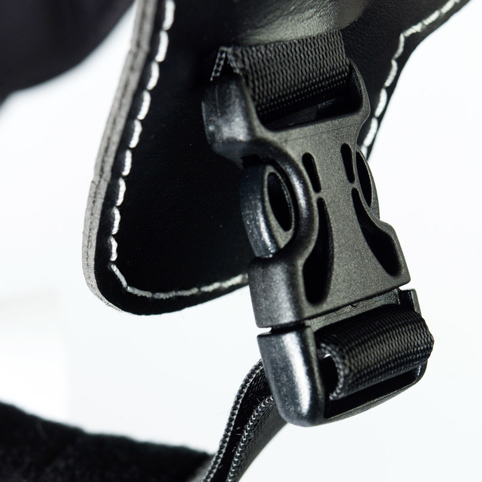 Finntack Elite travhjälm, kolfiber