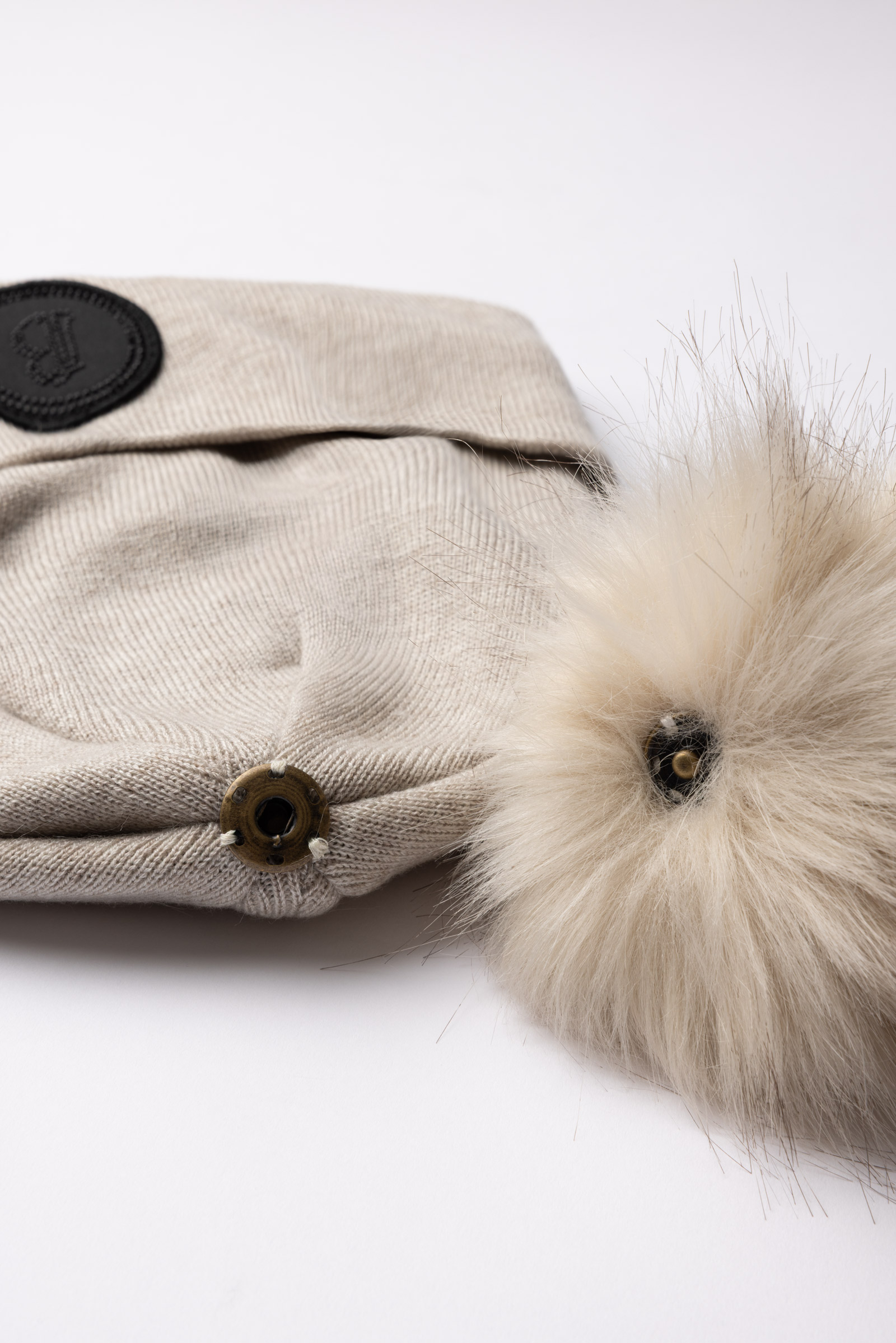 B Vertigo Sydney Stickad m&ouml;ssa med avtagbar pompon