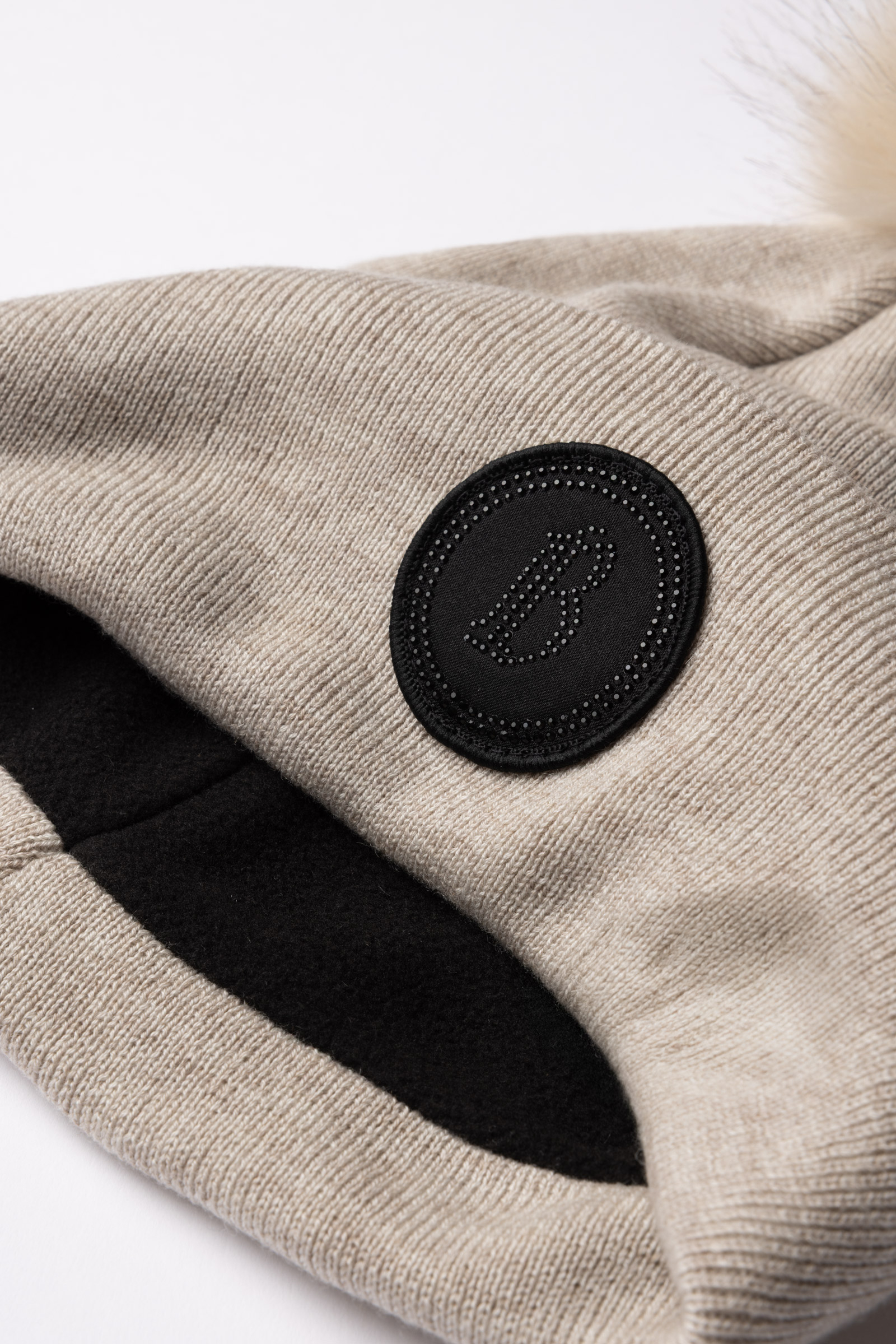 B Vertigo Sydney Stickad mössa med avtagbar pompon