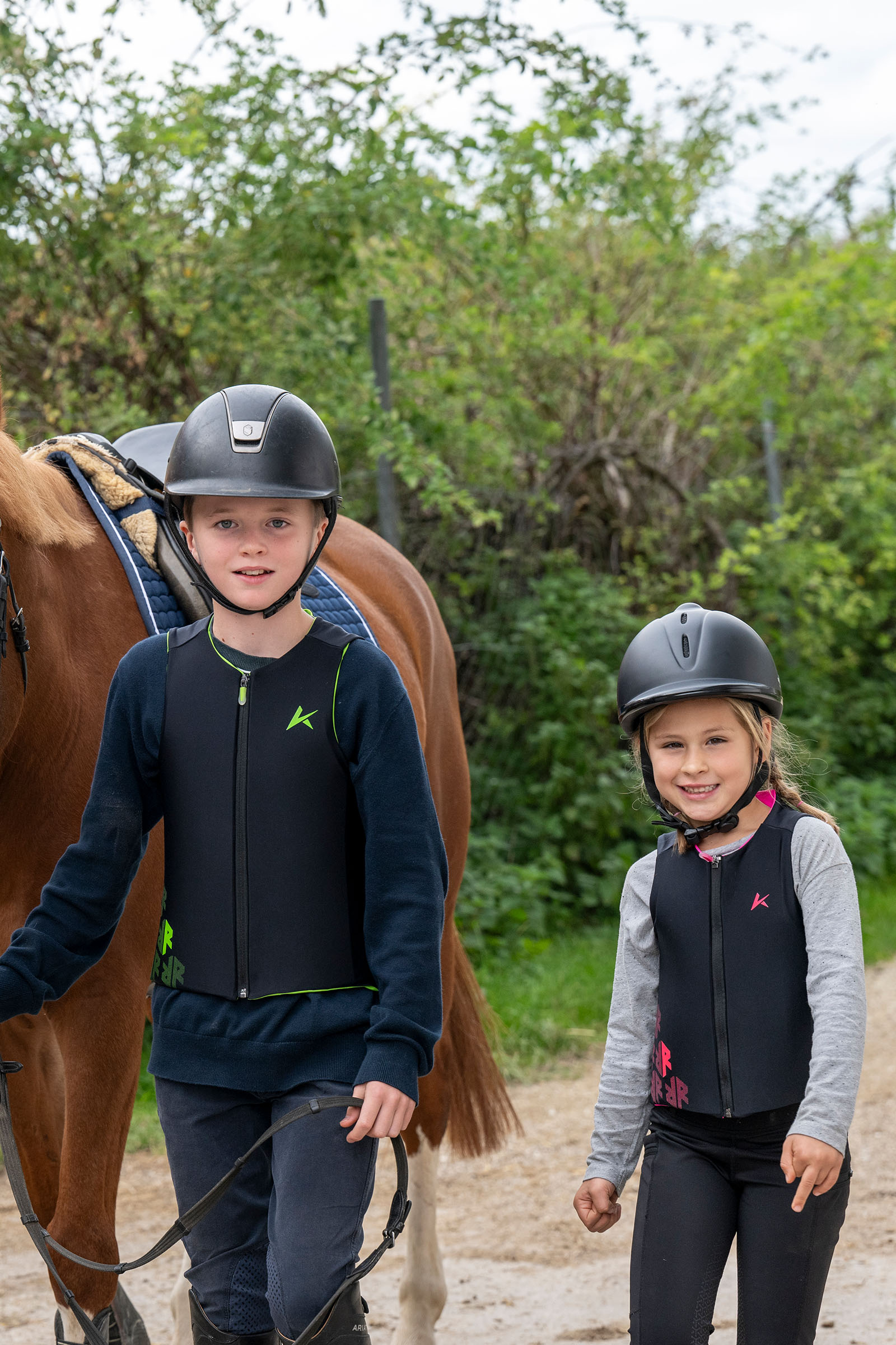 Komperdell Flex Fit Pro Junior ballistisk v&auml;st f&ouml;r barn med ryggskydd
