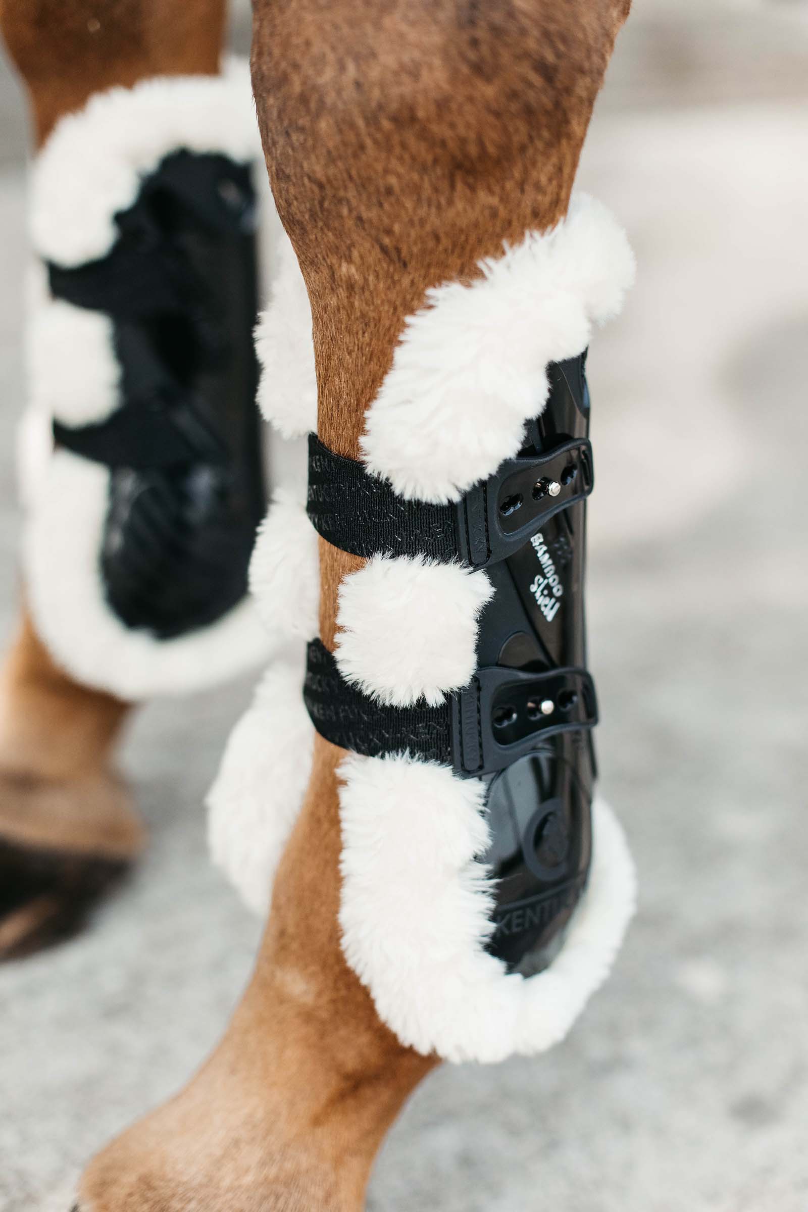 Kentucky Horsewear senskydd med veganskt fårskinn, bambu, elastisk