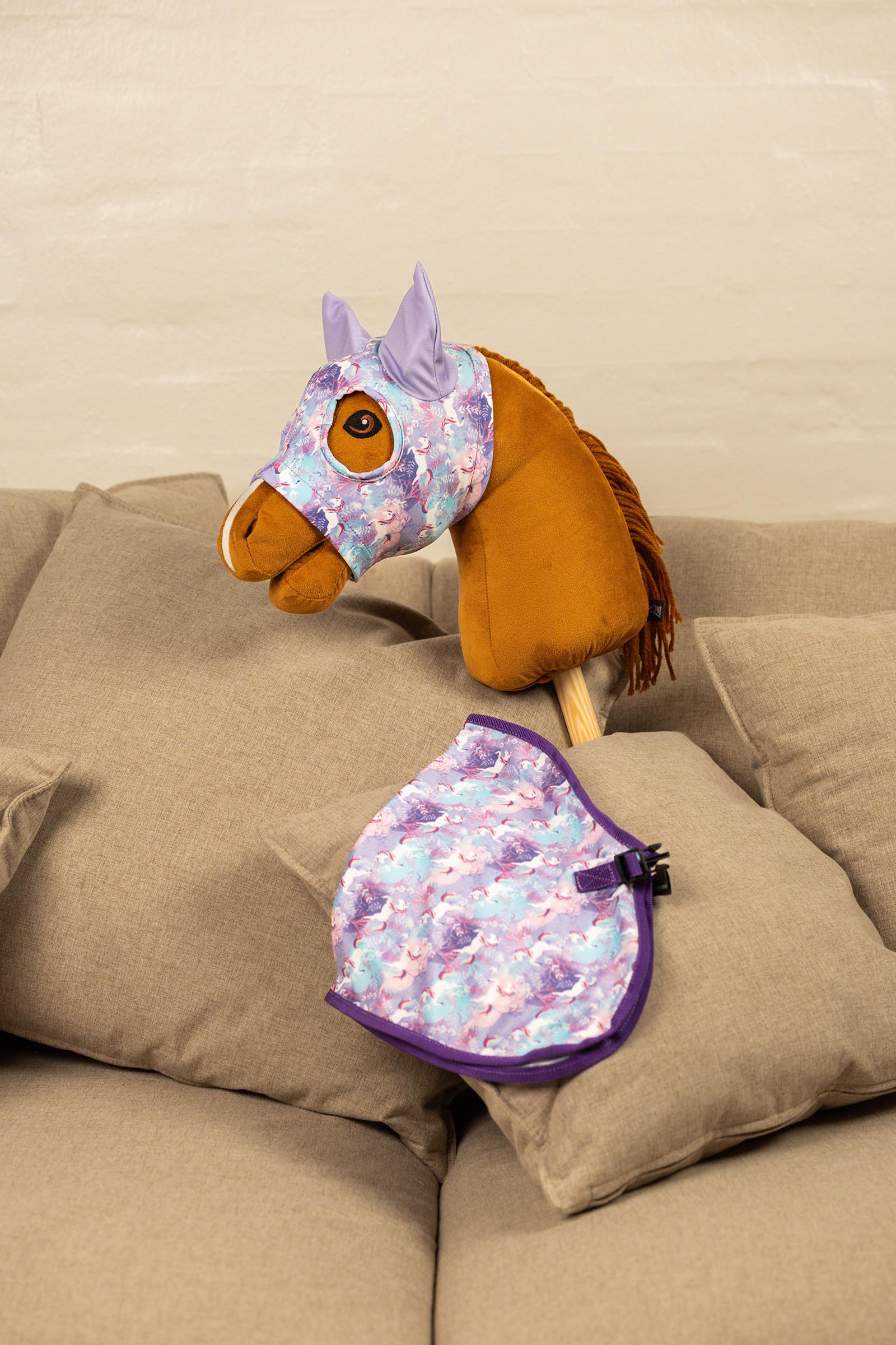 My Hobby Horse t&auml;vlingsmask med enh&ouml;rningsprint