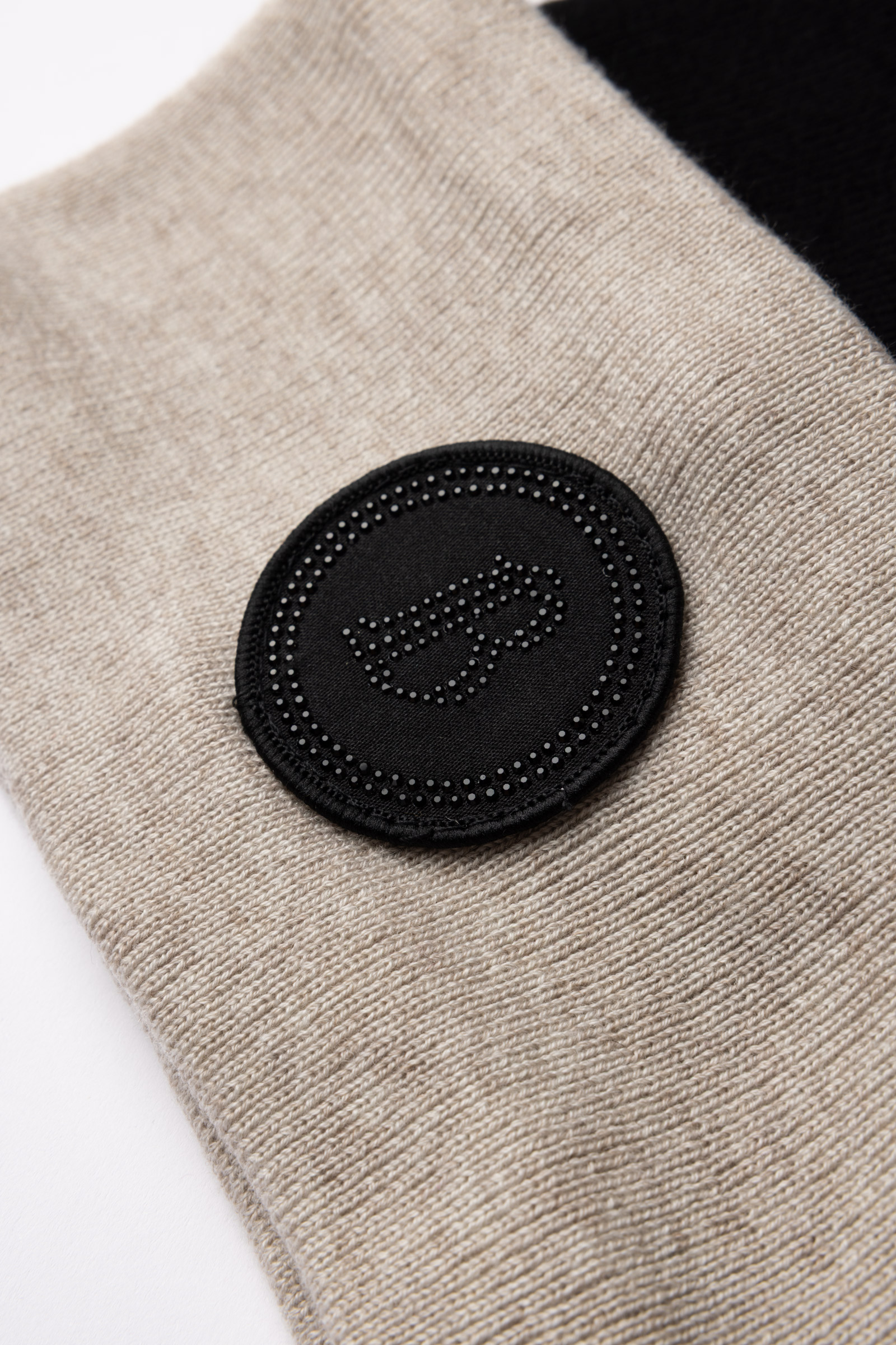 B Vertigo Sydney Stickad pannband