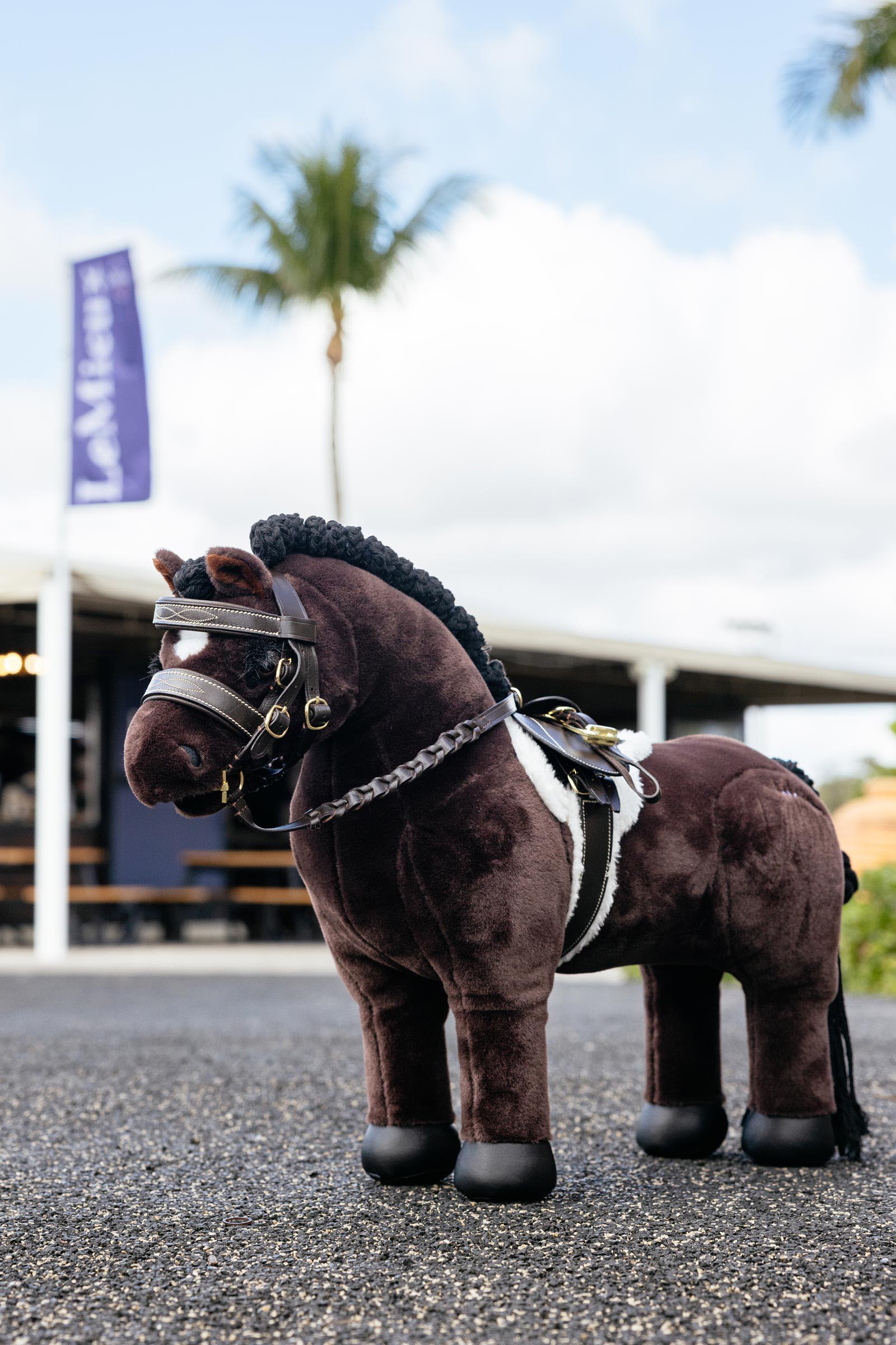 LeMieux Hunter hoppschabrak och gjord f&ouml;r leksaksponny