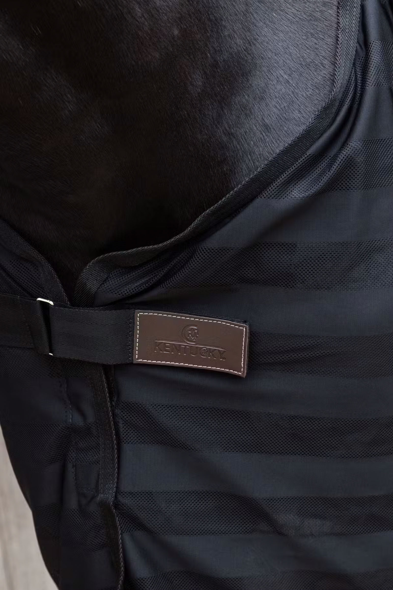 Kentucky Horsewear lätt randigt flugtäcke i mesh