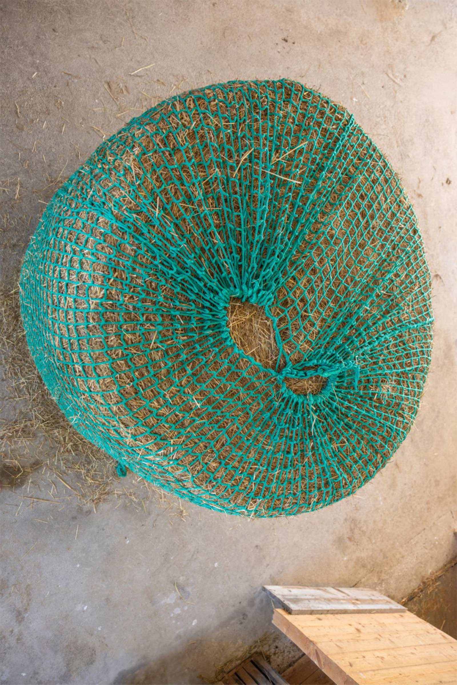 Kerbl h&ouml;n&auml;t f&ouml;r rundbalar, h&auml;ngande