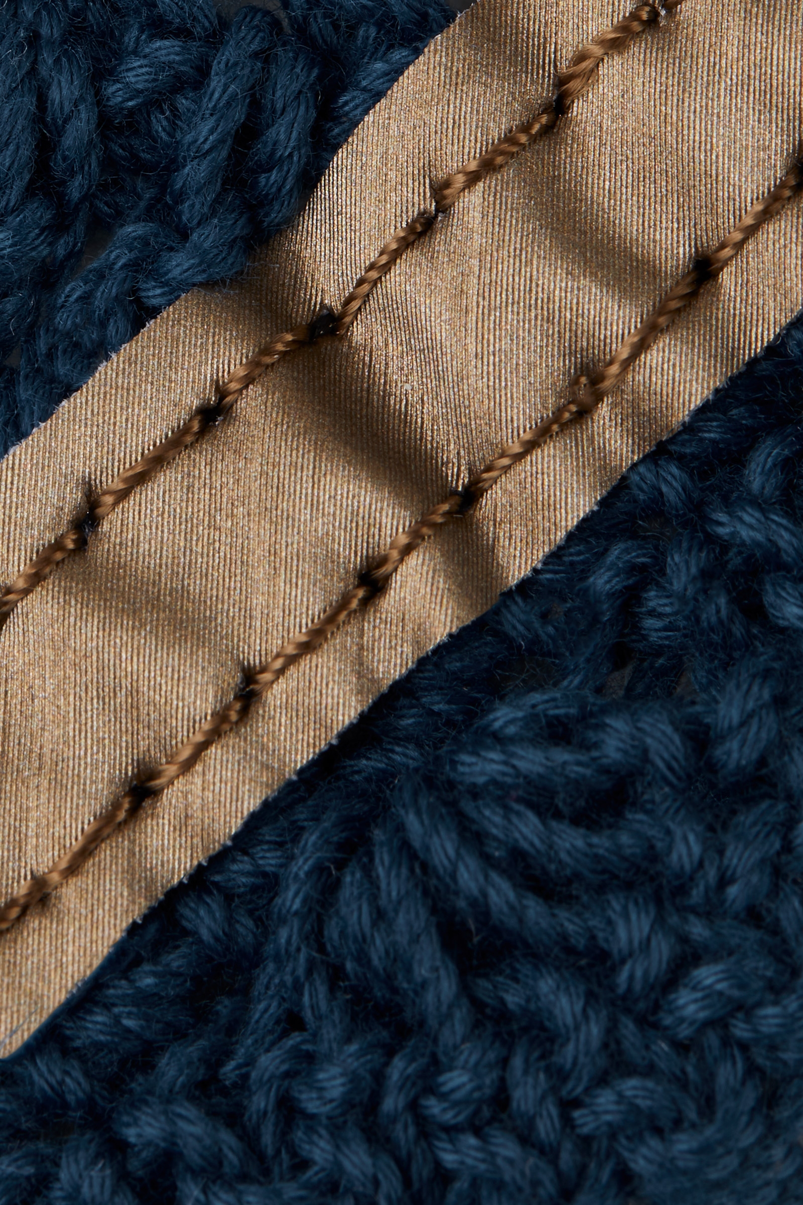 Horze Munich huva med metallf&auml;rgade detaljer