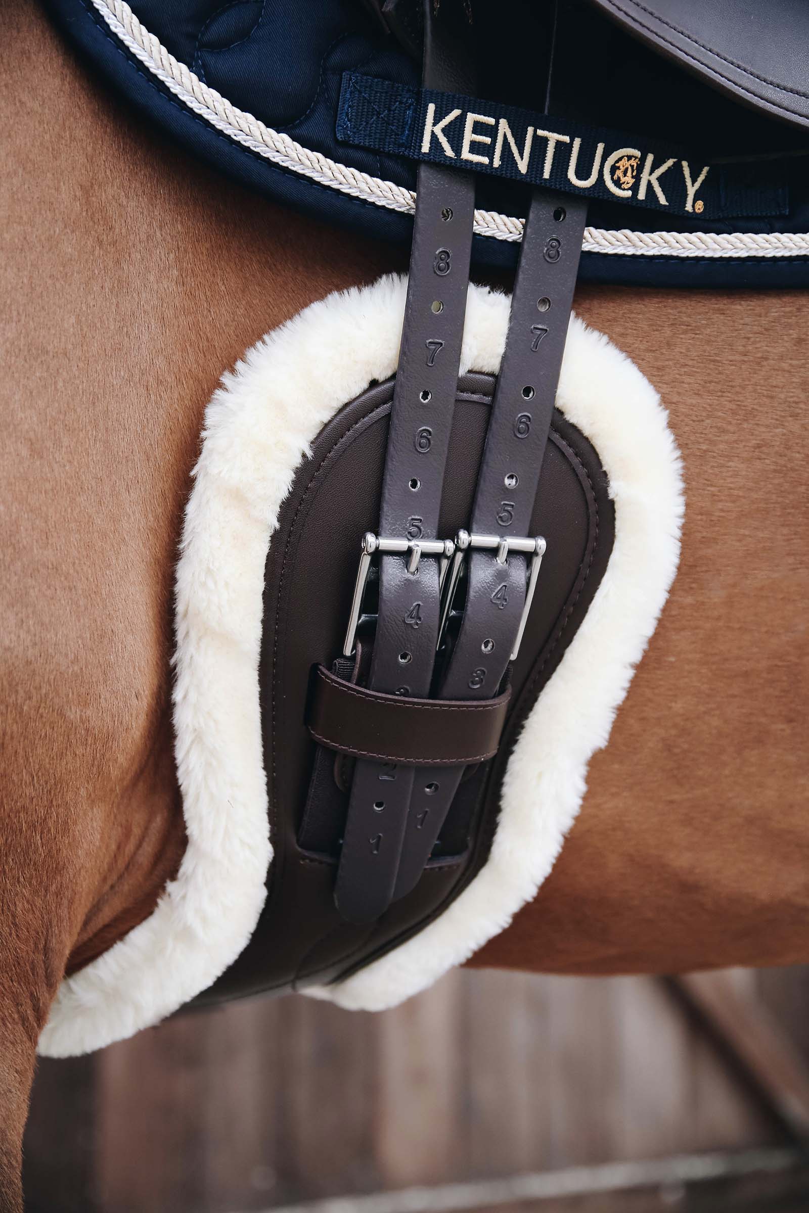 Kentucky Horsewear Anatomisk kort sadelgjordsskydd i fårskinn